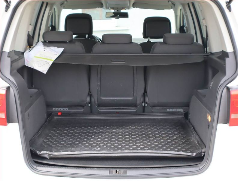 Volkswagen Touran (2013) 1.6 TDI, Serv.kniha, Tempomat - fotka 12 z 16
