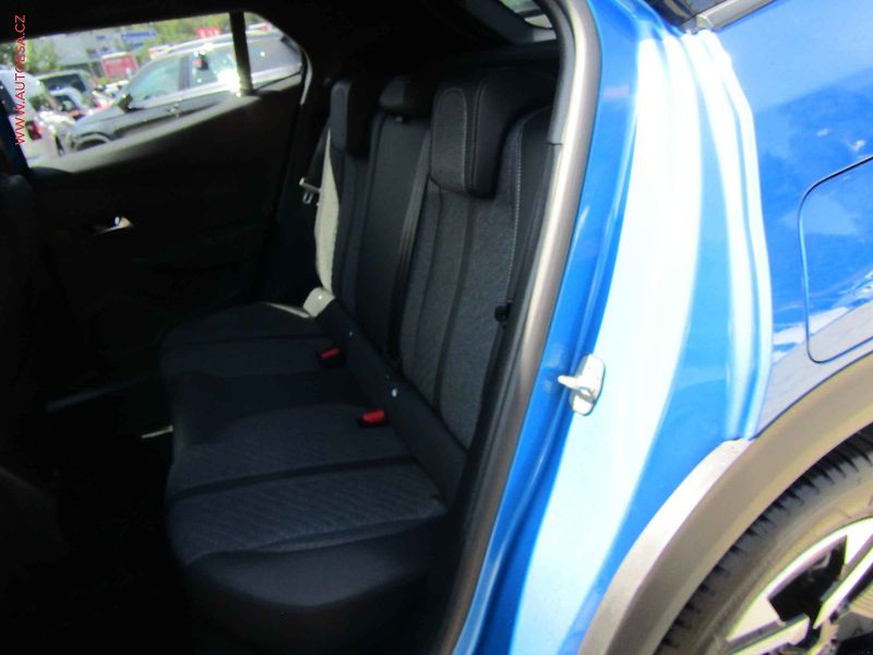 Peugeot 2008 (2024) 1.2 PT, 1.maj,ČR, Allure, AT - fotka 10 z 17