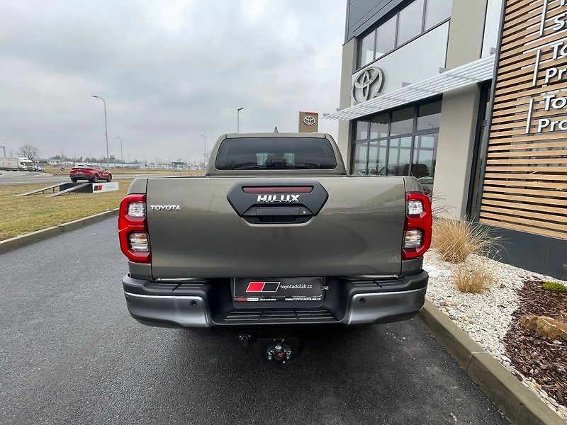 Toyota Hilux 2.8 D-4D automat Invincible - fotka 13 z 28