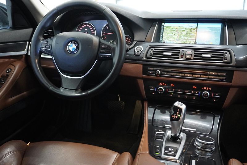 BMW Řada 5  3,0 XDRIVE FACELIFT AUTOMAT - fotka 21 z 29