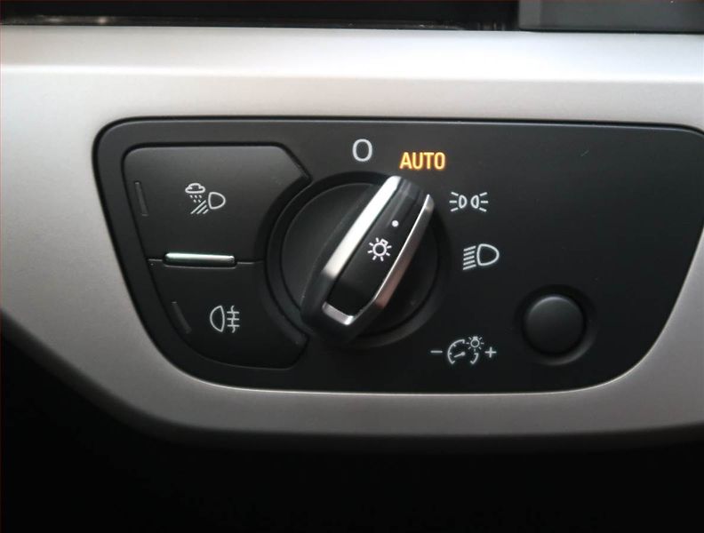 Audi A4 (2019) 30 TDI, Automat, Navi - fotka 20 z 27