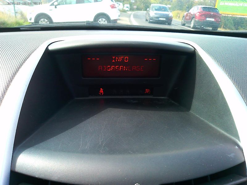Peugeot 207 1.4i, 70 kW, klimatizace - fotka 18 z 25
