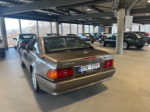Mercedes-Benz SL (1990) 500 kabriolet - fotka 12 z 26