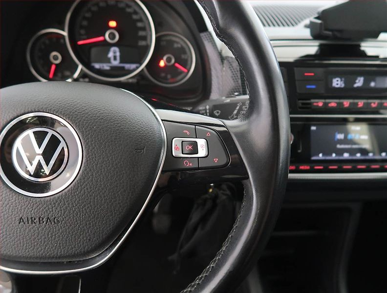 Volkswagen up! (2022) 1.0, Tempomat, Park. senzory - fotka 16 z 19