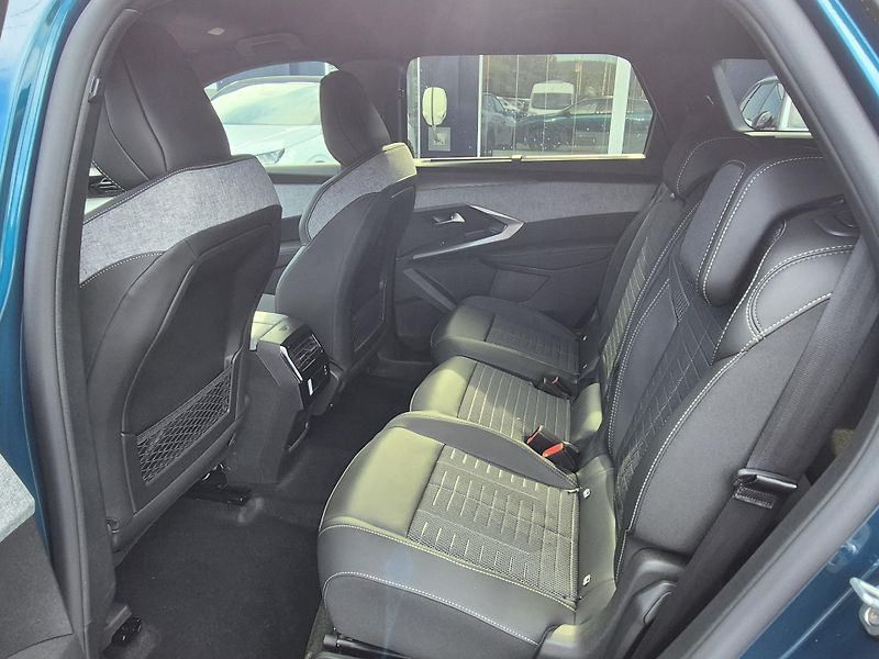 Peugeot 5008 (2026) GT Hybrid 145 e-DCS6 - fotka 10 z 23