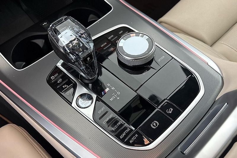 BMW X5 M50i - fotka 27 z 30
