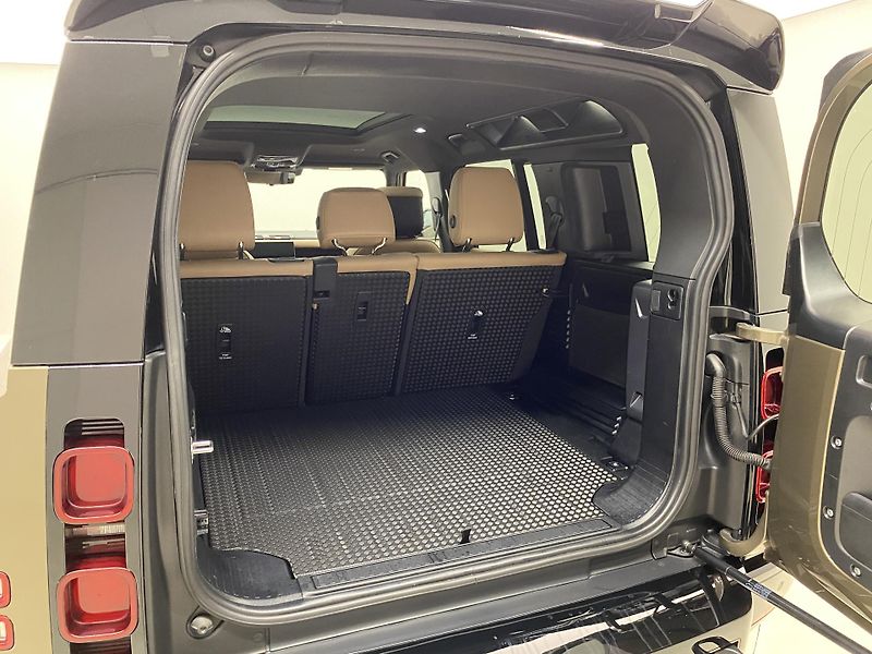 Land Rover Defender 110 D300 X-DYNAMIC HSE AWD CZ - fotka 6 z 54