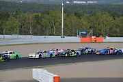 Vozy NASCAR bojují o pozice.