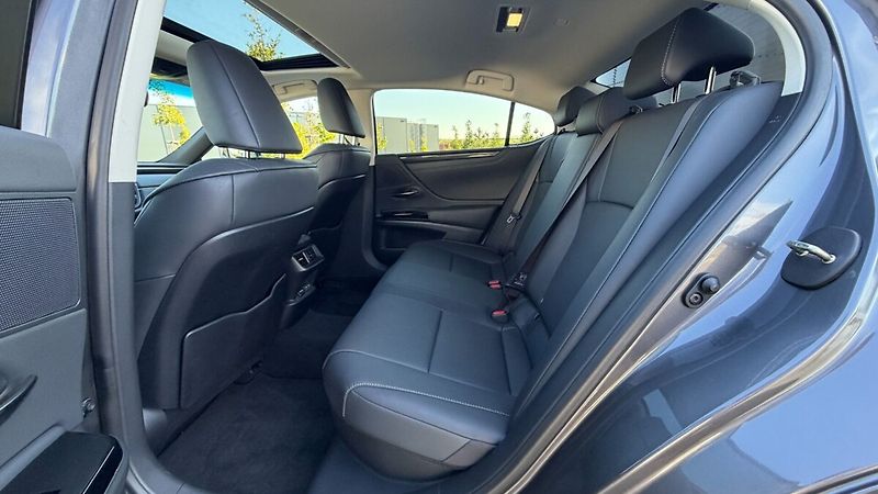 Lexus ES 300h 300H 2,5 HEV LIMITED EDITION - fotka 22 z 26