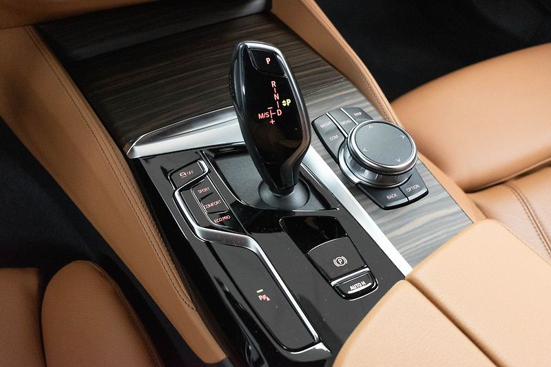 BMW Řada 5 530d xDrive ///MPAKET*ACC*DPH* - fotka 23 z 44