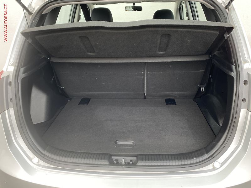 Hyundai ix20 (2013) 1.6 CRDi, AC, park. čidla - fotka 7 z 16