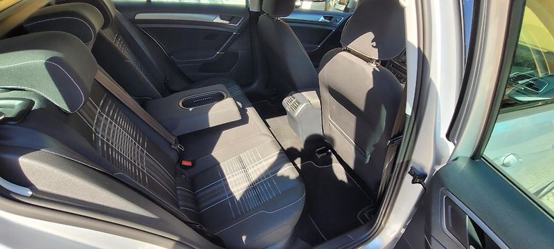 Volkswagen Golf (2016) 1,4TSi 92kW benzín DSG Lounge - fotka 13 z 37