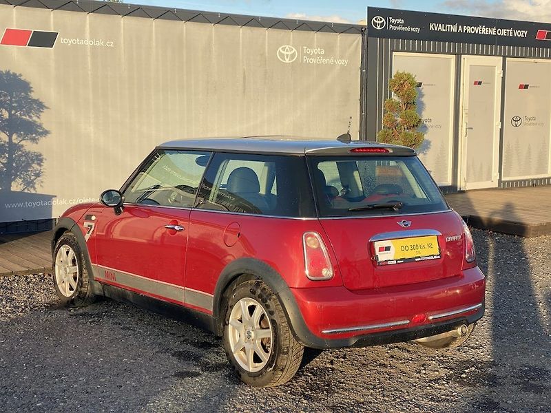 Mini Cooper 1.6i, automat, STK 03/2028 - fotka 5 z 13