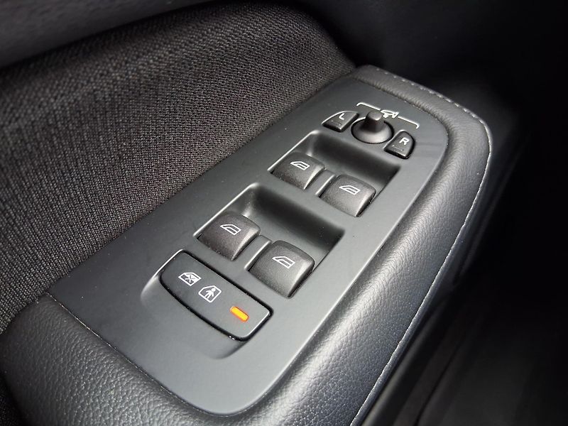 Volvo V60 MOMENTUM 2.0 D3 110 kW - fotka 22 z 27