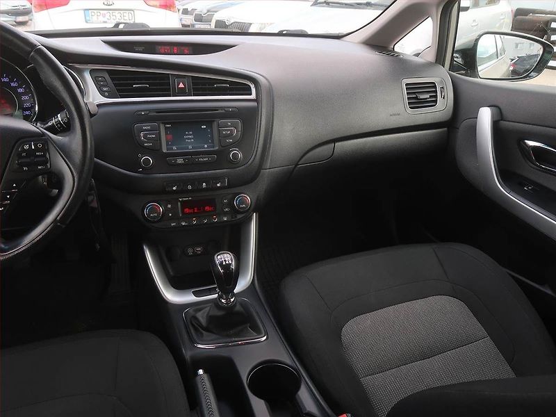 Kia Ceed (2017) Gold 1.4 CVVT, Serv.kniha - fotka 8 z 17