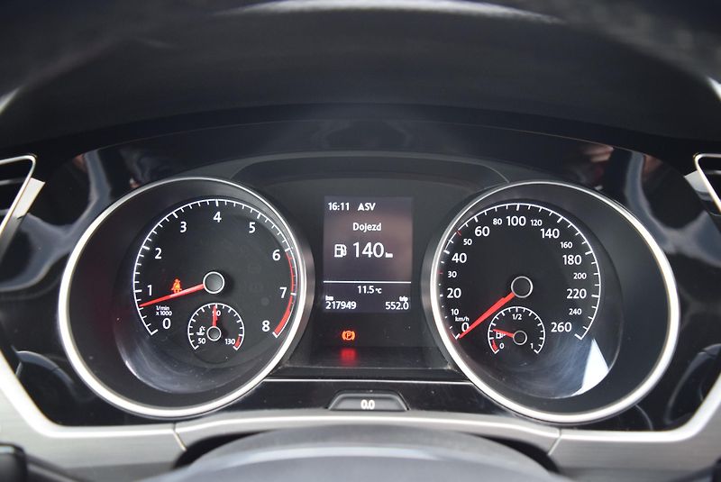 Volkswagen Touran (2016) 1.4TSI 110kw CLBMT 7MÍST TAŽN - fotka 31 z 50
