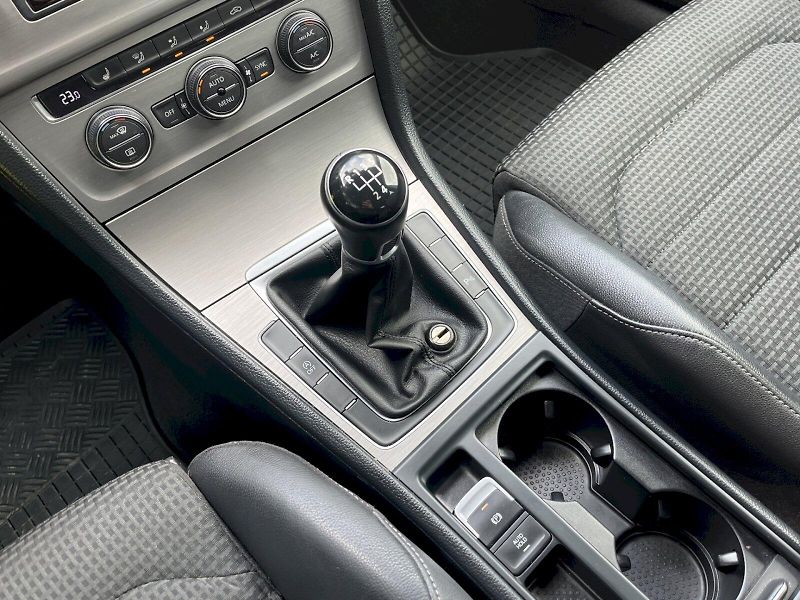 Volkswagen Golf (2015) 1.6 TDI 77 kW Comfortline - fotka 11 z 29