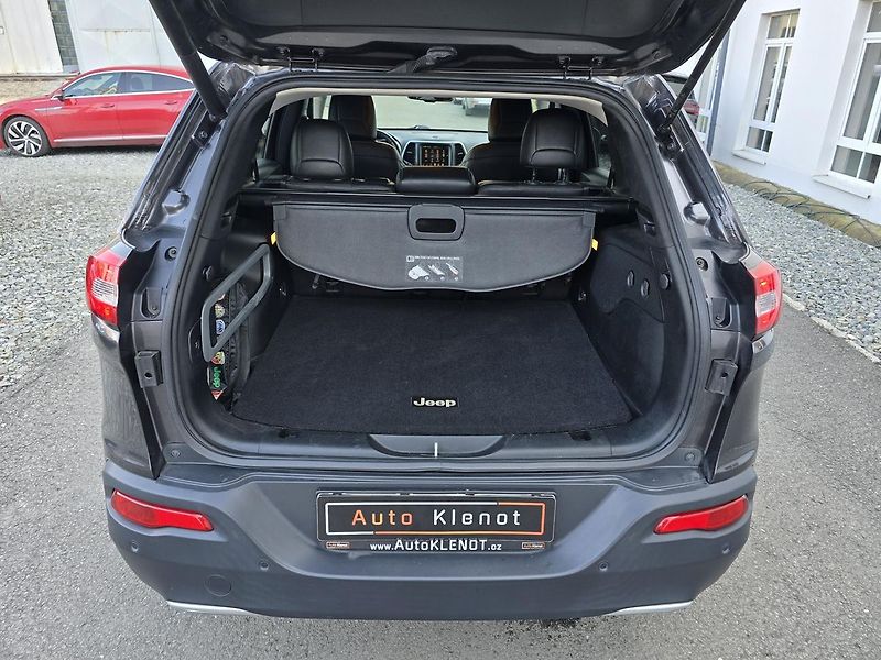 Jeep Cherokee 147kW 4x4 LIMITED KŮŽE NAV - fotka 45 z 49