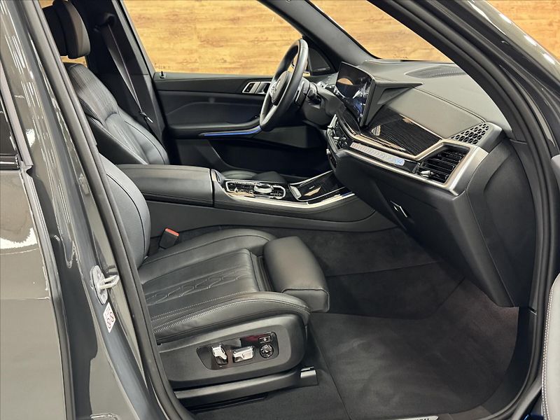 BMW X5 40i M SPORT ZÁRUKA SERVIS - fotka 28 z 33