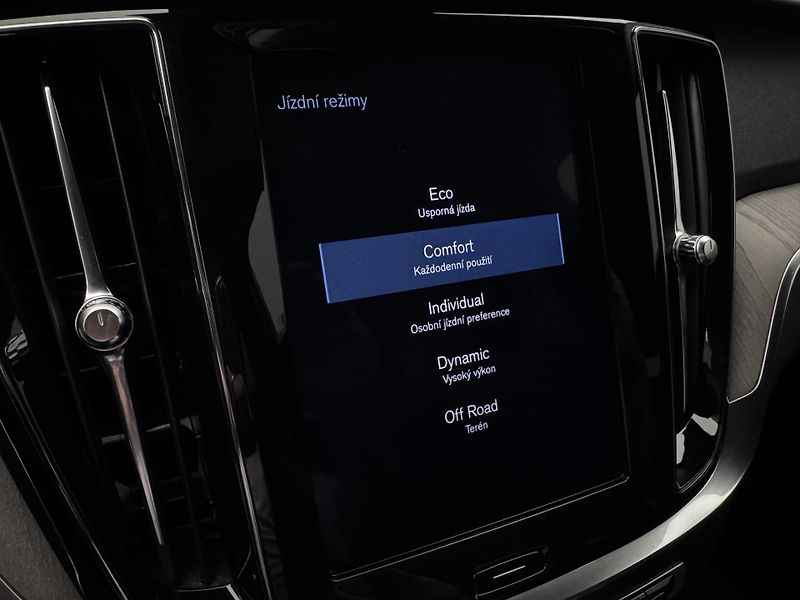 Volvo V60 CC D4 AWD MOMNETUM CZ 1.maj - fotka 33 z 44