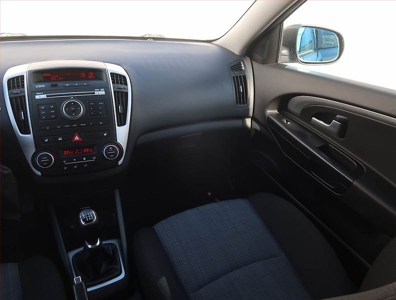 Kia Ceed (2010) 1.6 CRDi, Serv.kniha, po STK - fotka 8 z 17