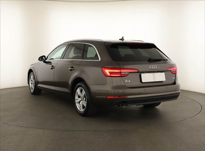 Audi A4 (2017) 2.0 TDI, Automat, Tempomat - fotka 4 z 15