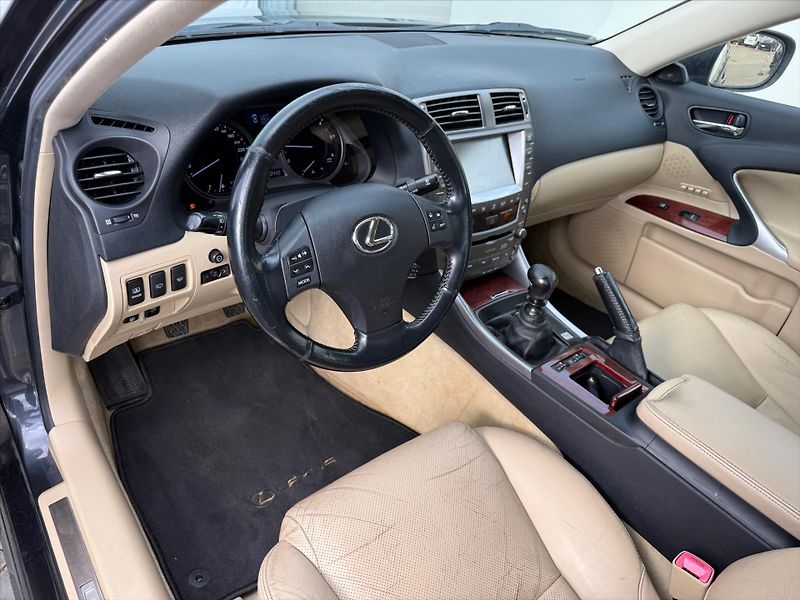 Lexus IS 220d 2,2 - fotka 6 z 20