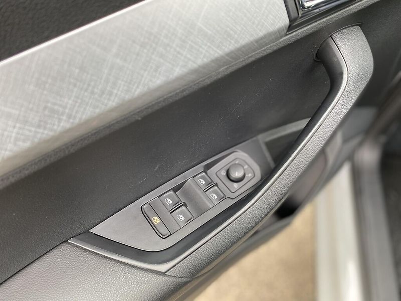 Škoda Karoq 1,0 TSI 81 kW Ambition - fotka 11 z 26
