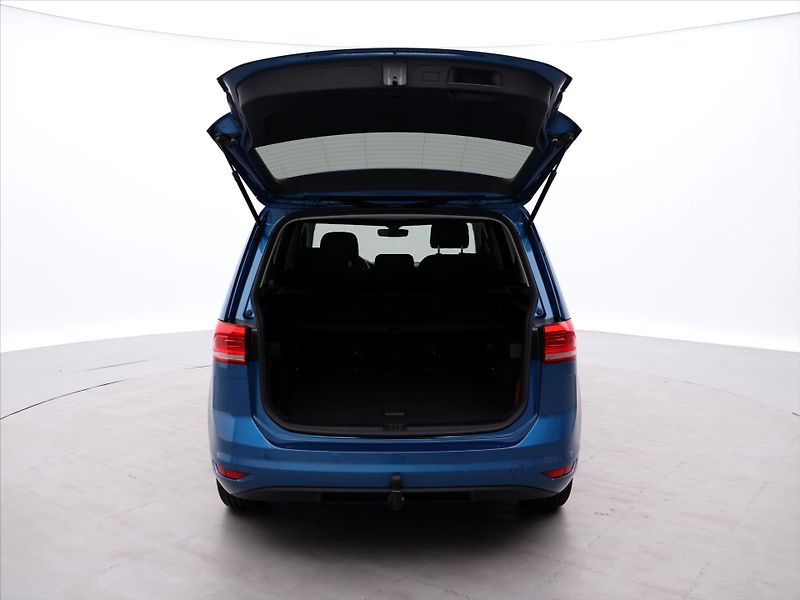 Volkswagen Touran 1,5 TSI 110kW DSG Matrix DPH - fotka 9 z 34