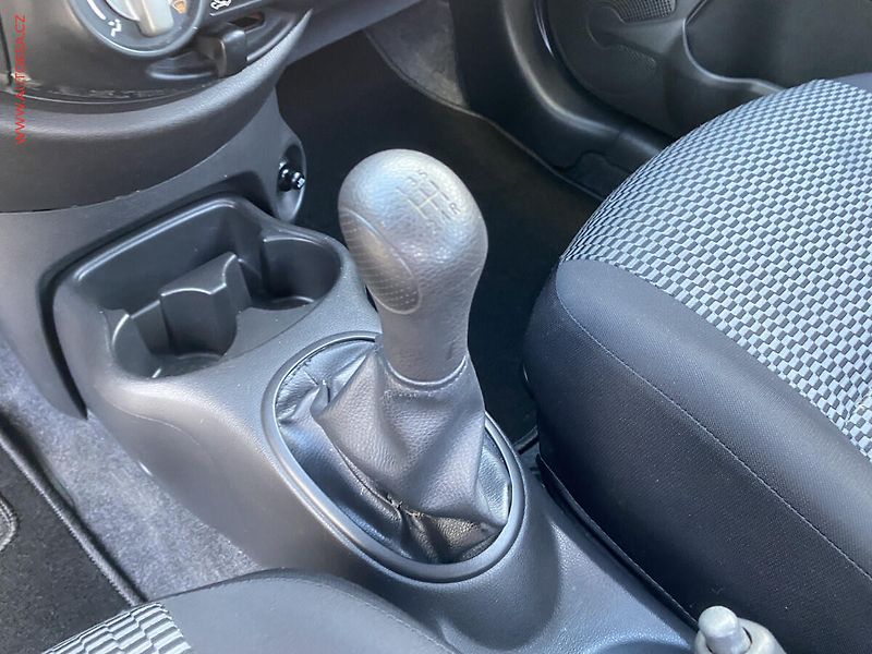 Nissan Micra (2017) 1.2i, Klima - fotka 14 z 14