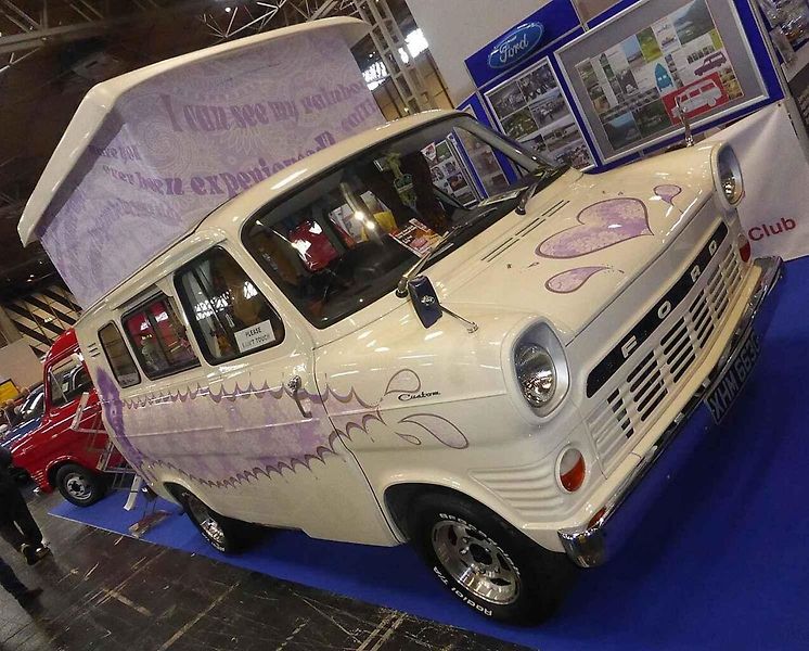 Legendární Ford Transit si zahrál hlavní roli v nové rodinné komedii. Na snímku je herec Lukáš Příkazký při natáčení jedné ze scén.