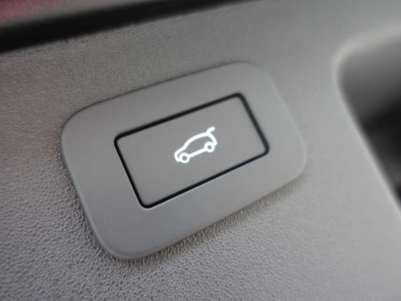 Land Rover Discovery Sport 2,0 R-Dynamic SE D200 - fotka 34 z 36