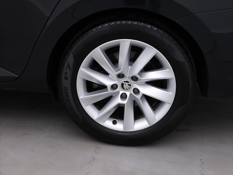 Škoda Superb 2,0 TDI 140kW DSG Style LED - fotka 27 z 34
