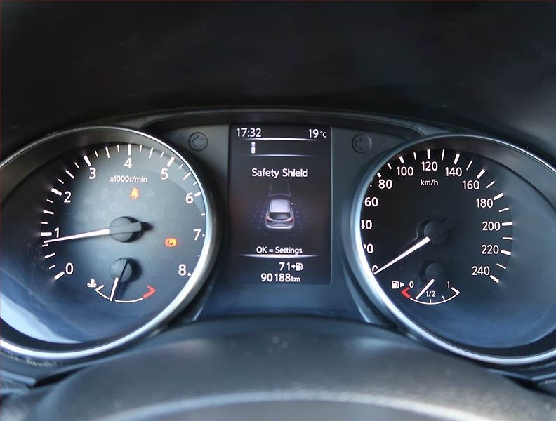Nissan Qashqai (2018) 1.2 DIG-T, Navi, Tempomat - fotka 11 z 23