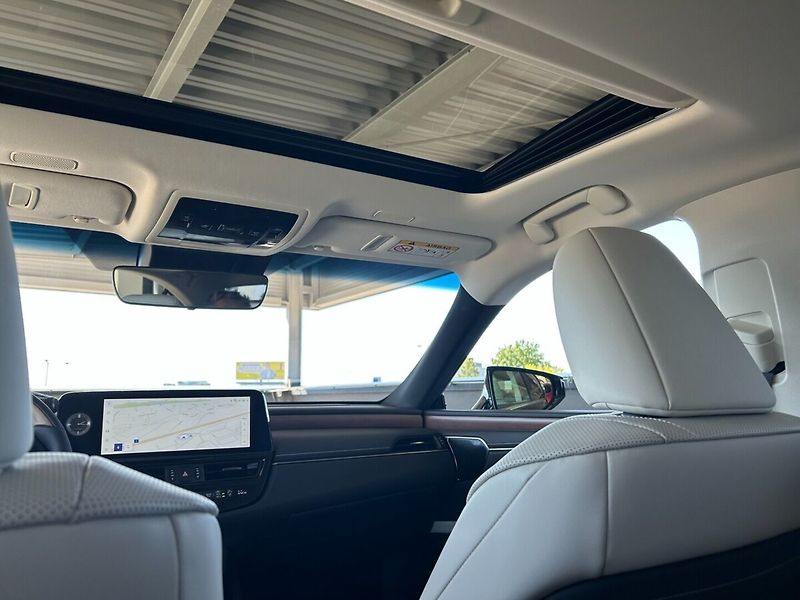 Lexus ES 300h 300h 2.5 HEV PRESTIGE TOP - fotka 13 z 15