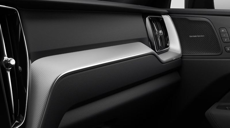 Volvo XC60 (2026) B5 PLUS BLACK + 4SERVIS/ZÁRUKA - fotka 13 z 18