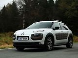 Na fotkách Cactus působí poměrně mohutným dojmem. A ani naživo nevypadá malý. Přitom je o něco menší než Volkswagen Golf. Dojem totiž zkresluje zvýšený podvozek a štědré oplastování. Díky tomu se Cactus tváří trochu jako SUV.