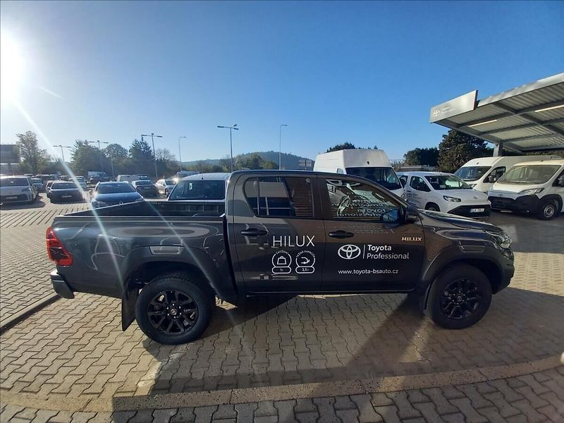 Toyota Hilux 2,8 Invincible  Double Cab - fotka 6 z 13