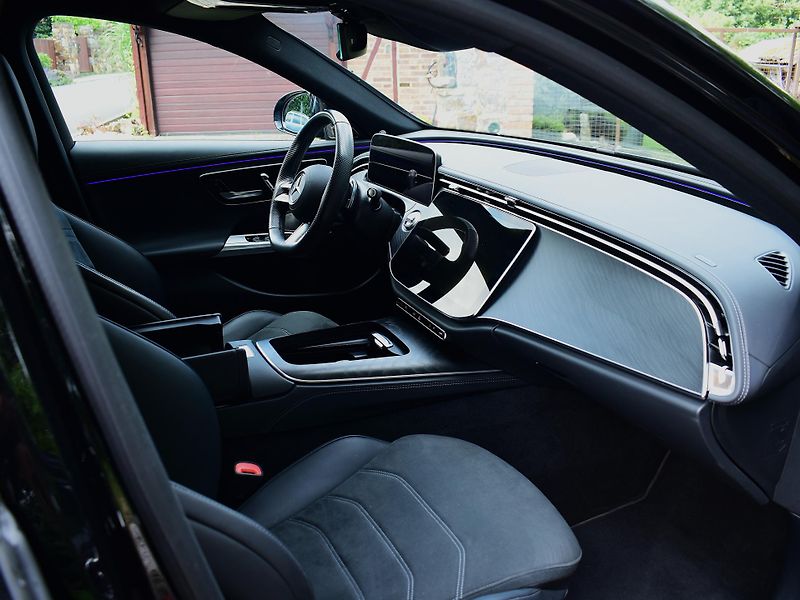 Mercedes-Benz Třídy E (2024) E220d, AMG paket, nízký nájezd - fotka 12 z 16