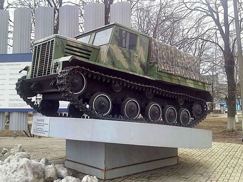 Tahač Ja-12 umístěný v Jaroslavli, kde se vyráběl.