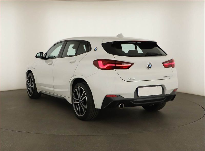 BMW X2 (2021) xDrive25e - fotka 4 z 21