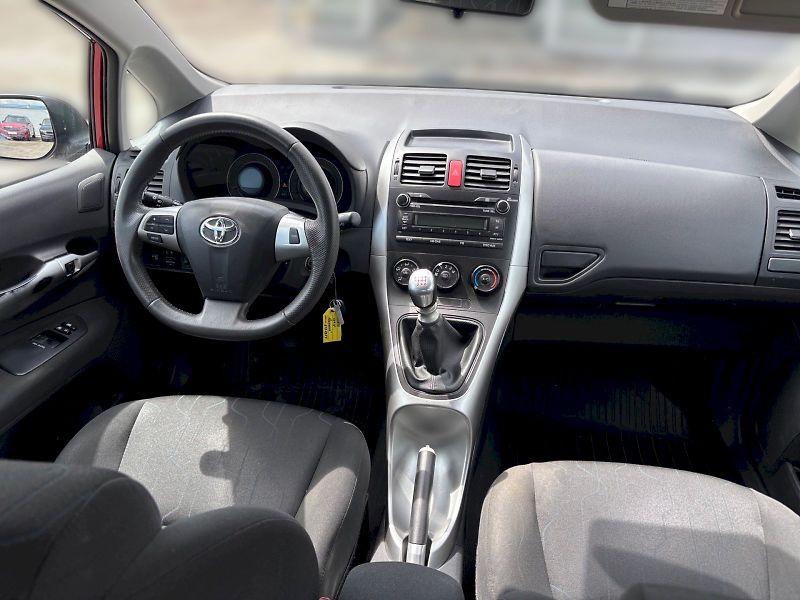 Toyota Auris (2010) - fotka 23 z 24