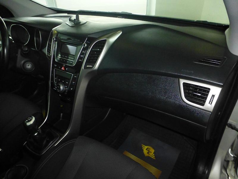 Hyundai i30 (2013) 1,6CRDI*ALU**VYHŘ.SED***KAMERA - fotka 19 z 25