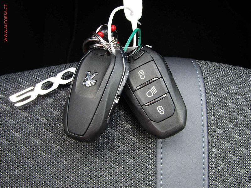 Peugeot 2008 (2020) 1.2 PT, 1.maj,ČR, Allure, AT - fotka 22 z 23