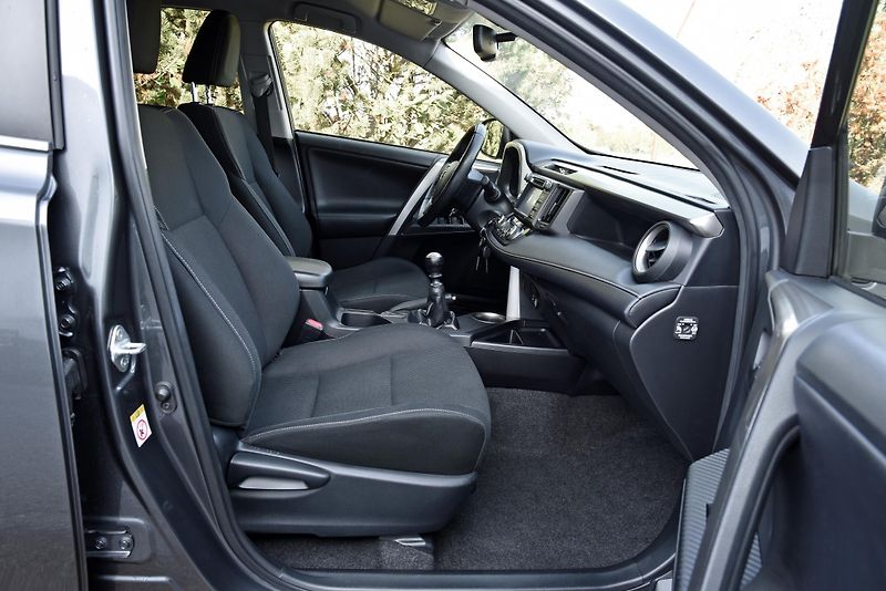 Toyota RAV4 2.2 D4-D AWD,XENONY,KAMERA,ČR - fotka 40 z 49