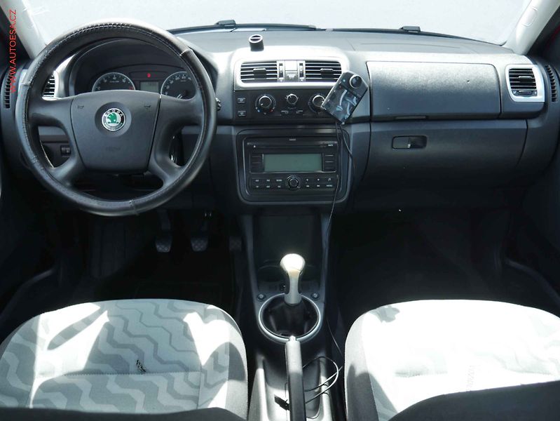 Škoda Fabia (2009) 1.6i 16V, AC, tažné - fotka 8 z 13