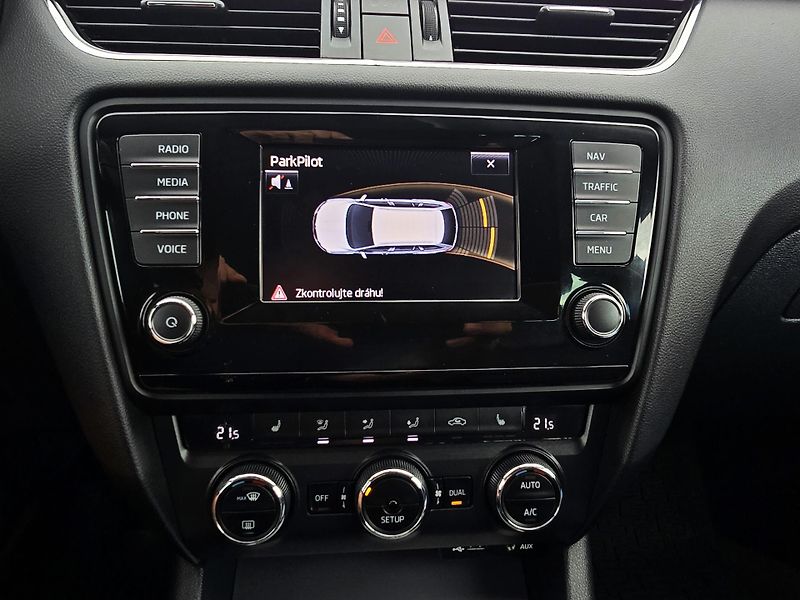 Škoda Octavia 1.4TSI NAVI XENON KŮŽE 1Majite - fotka 25 z 26