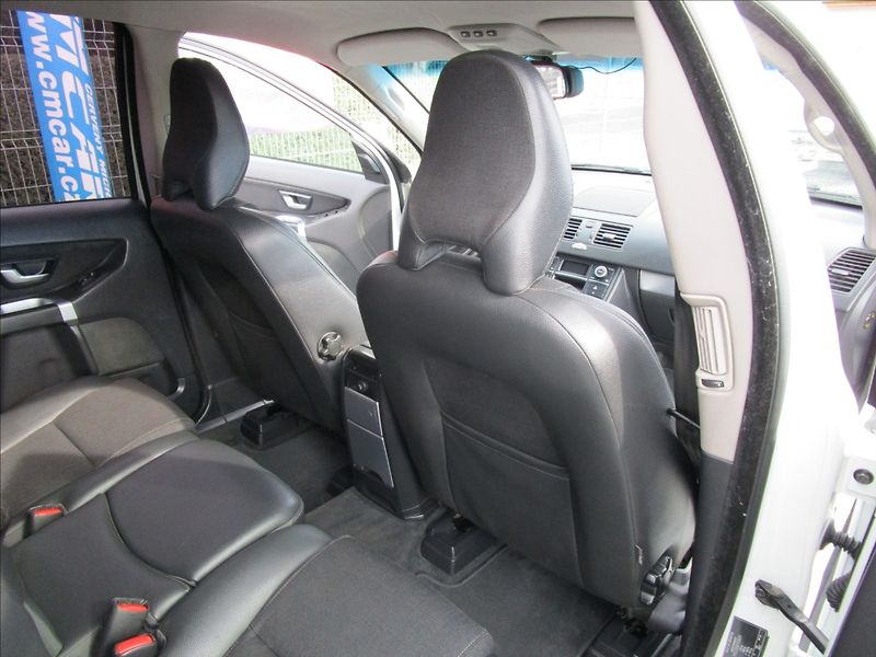 Volvo XC90 2.4 D5, AWD, automat, 7 míst - fotka 23 z 47