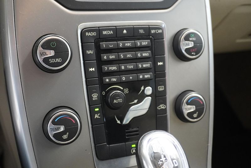 Volvo V70 2.0 D4 120kW MOMENTUM - fotka 14 z 26