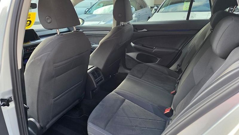 Volkswagen Golf (2023) 1.5 TSI 110kW Style - fotka 9 z 34